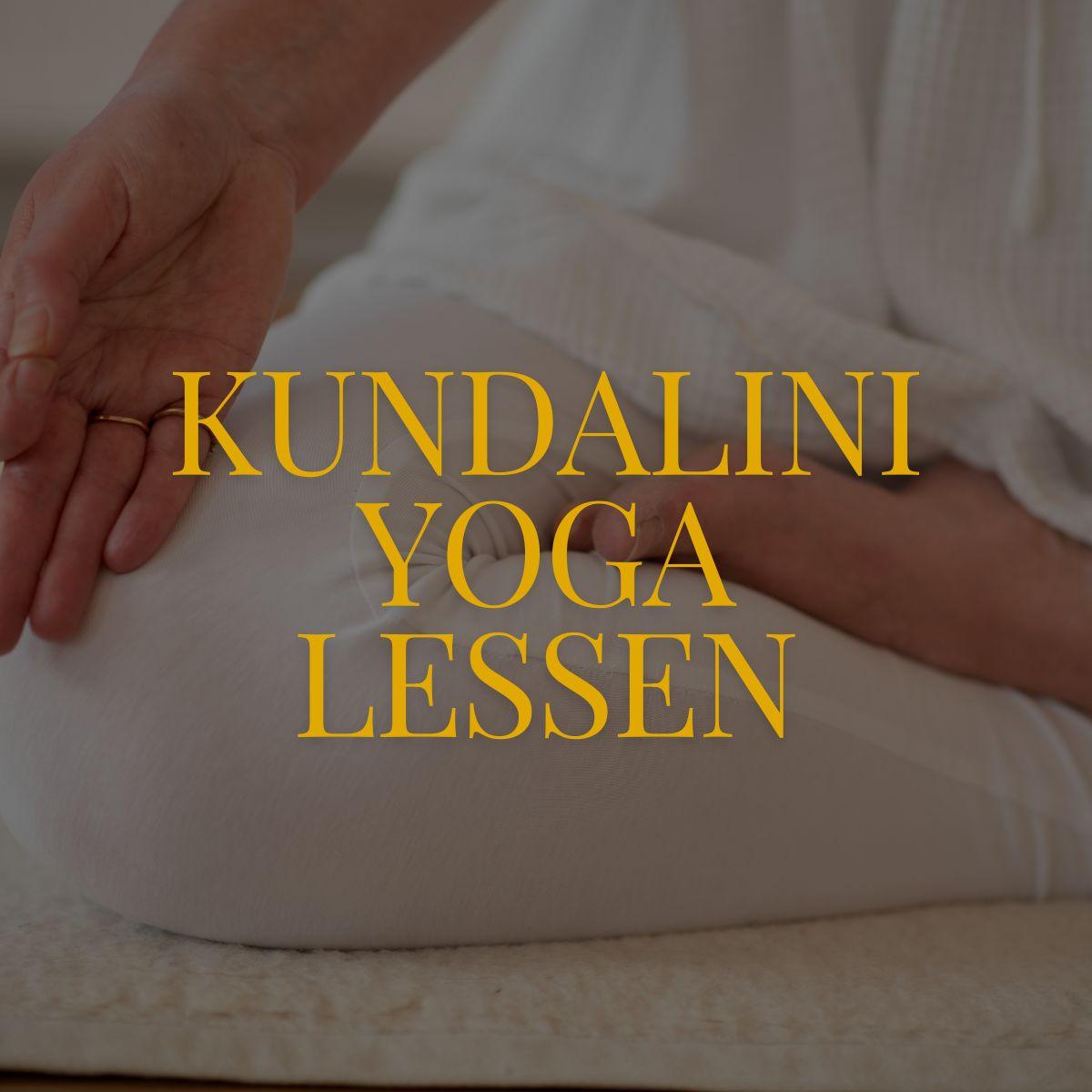 Yogi in witte kleding op wollen yogamat met de tekst Kundalini Yoga Lessen in geel goede kleur