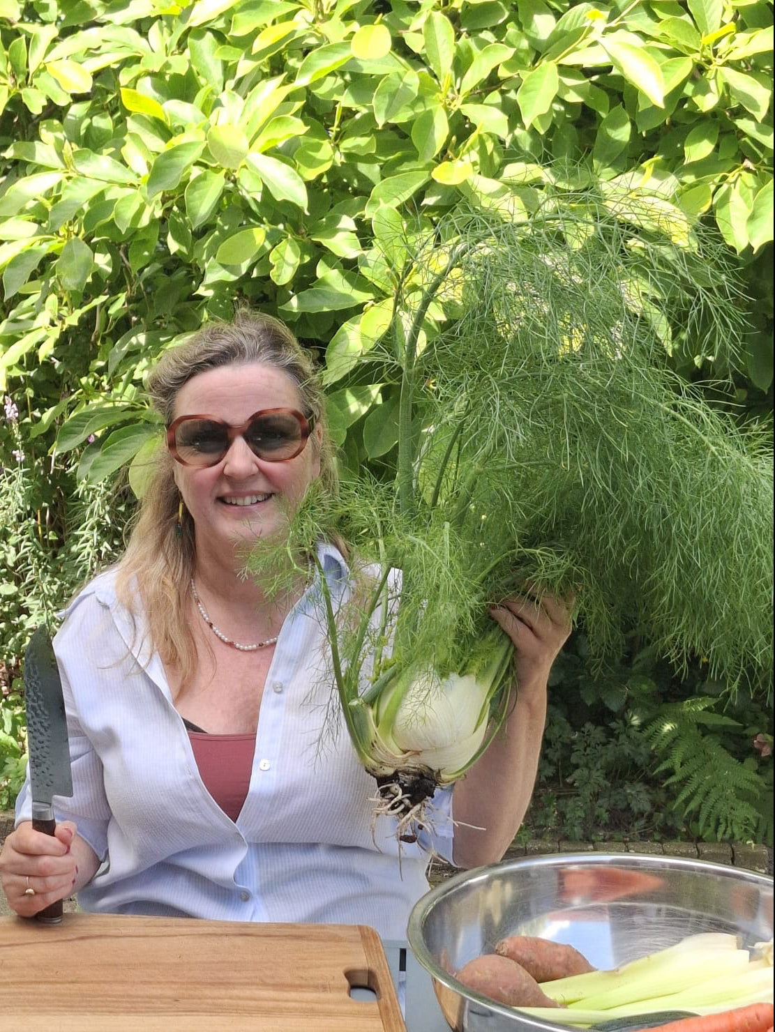     Aline met een vers geoogste venkel uit de tuin